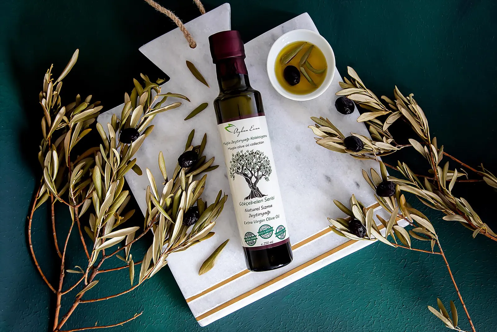 Zeytin dalları ve zeytinyağı